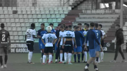 Imagen de los jugadores del Mérida tras la derrota ante el San Fernando