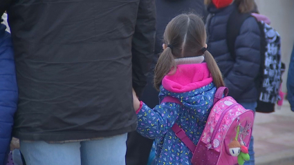 Menores extremeños a las puertas de un centro educativo