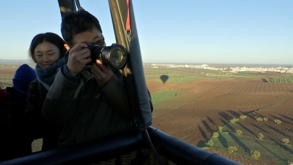 Periodistas chinos desde un globo que sobrevuela olivares en Tierra de Barros