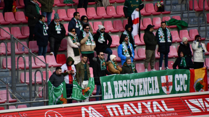 La afición del Cacereño en Los Pajaritos de Soria.