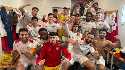 Los jugadores del Castuera celebran uno de sus triunfos en el vestuario del Manuel Ruiz.