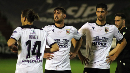 Los emeritenses Beneit, Bourdal y Eliseo Falcón en el duelo ante el Alcoyano.