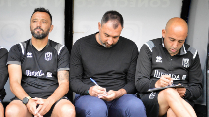 Juanma Barrero y Sergio Cano, junto a Juancho Pozo, en el banquillo del Romano.