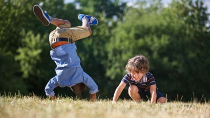 Niños jugando en el campo