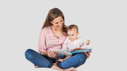 Madre leyendo a un bebé