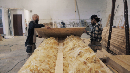 Planchas de madera aisladas con lana para construcción