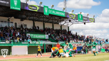 Los jugadores del Villanovense celebran un gol en su estadio.