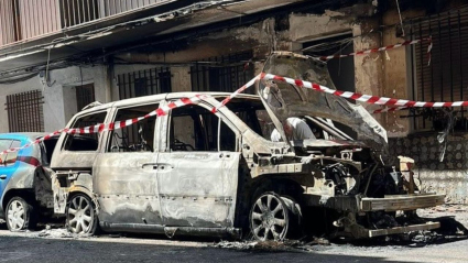 Vehículo calcinado en Moraleja