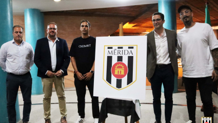 David Romero, a la izquierda del nuevo escudo del Mérida AD.