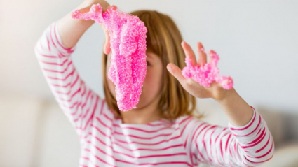 Niña jugando con blandiblú