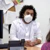 Un enfermero atiende a una paciente en su consulta