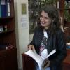 Irene de Miguel, portavoz de Unidas por Extremadura, con la propuesta, para registrarla en la Asamblea de Extremadura