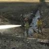 Bomberos durante las labores de extinción del incendio en Valdecaballeros