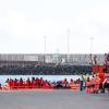 Agentes de los equipos de emergencia atienden a los migrantes en el muelle de Arrecife, a 6 de enero de 2025
