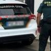 Efectivo de la Guardia Civil junto a un vehículo