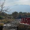 Cartel de Jarilla con los alrededores quemados a causa del incendio del verano de 2025