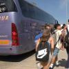 Alumnos utilizando transporte escolar - Imagen de archivo