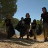 Miembros de AMUS recogiendo basura que se encuentra en la naturaleza, en las inmediaciones de los ríos
