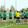 Plantilla y cuerpo técnico del Cacereño durante una sesión de entrenamiento