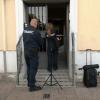 La Policía accede al interior del bloque de viviendas para continuar la investigación