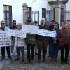 Vecinos de Cuartos del Baño protestan frente al Ayuntamiento de Cáceres