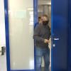 Un hombre accede, con mascarilla, al interior de una consulta médica en un centro sanitario de Extremadura