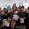 Alumnos de Guareña posan con sus tarjetas personalizadas, que se las han entregado unos a otros