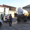 Vecinos de Carcaboso acuden a un camión cisterna para conseguir suministro de agua
