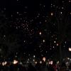 Multitud de farolillos iluminan el cielo de Badajoz en la Noche de los Deseos
