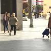 Extremeños paseando, algunos con mascarilla, durante el mes de diciembre de 2025