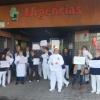 Celadores se manifiestan a las puertas del Hospital Campo Arañuelo en una imagen de archivo