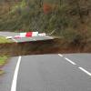 Imagen del socavón en la carretera que une Logrosán y Cañamero