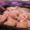 Carne de pollo en un supermercado en una imagen de archivo