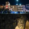 Procesión de las Tres Caídas a su paso por el Puente Romano de Mérida