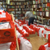 Un librero prepara los pedidos de libros de texto esta mañana 