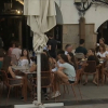 Grupo de jóvenes en las terrazas de la plaza Mayor de Cáceres.