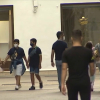 Gente con mascarillas por las calles de Almendralejo