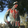 Escultura de Francisco Pizarro en el Paseo Fluvial bañada en pintura roja.