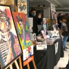 La muestra se celebra en el pasaje de la Calle Mayor de la capital pacense, con el fin de poder reunir a más artistas.