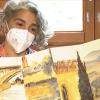 Leticia Ruifernández enseña las ilustraciones de uno de sus calendarios lunares
