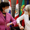 La ministra de Educación y Formación Profesional, Isabel Celaá (i), saluda a la presidenta de la Agencia Efe, Gabriela Cañas, en el ámbito del coloquio "Oportunidades para la cooperación educativa en Iberoamérica" moderado por este jueves en Madrid.