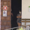Alumnos del campamento asomados a la puerta del centro