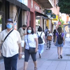 Gente paseando por Plasencia.