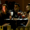 Jóvenes tomando una bebida en la terraza de un bar de noche