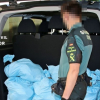 Guardia Civil con la droga incautada en el narcotransporte