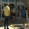 Opositores saliendo del examen en el campus universitario de Cáceres.