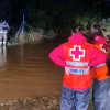 Efectivo de los bomberos y Cruz Roja particpando en el rescate