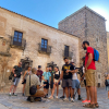 Grupo de turistas ornitológicos disfrutando del avistamiento de aves en Cáceres