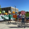 Profesores de Primaria protestando ante la consejería de Educación