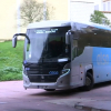 Un bus saliendo de una dársena de la estación de Mérida